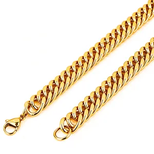 Nahaufnahme einer dicken goldenen kubanischen Halskette mit Karabinerverschluss