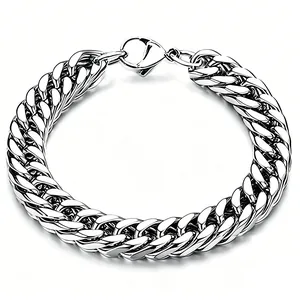 Detailansicht eines massiven silbernen Edelstahl-Panzerkettenarmbands für Herren