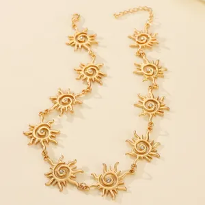 Elegante collana con ciondolo sole dorato e piccoli strass di cristallo vista dettagliata.