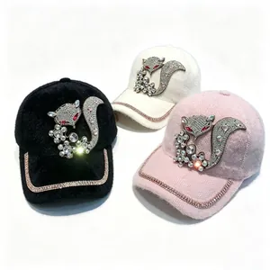 Casquettes de baseball en fausse fourrure en trois couleurs avec détails de renard en strass