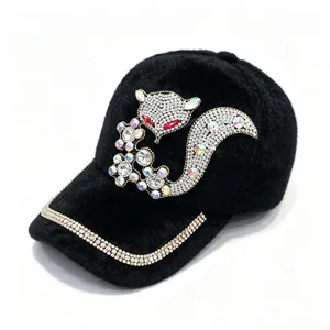 Détail d'une casquette en velours de vison noir avec un motif renard en strass brillant