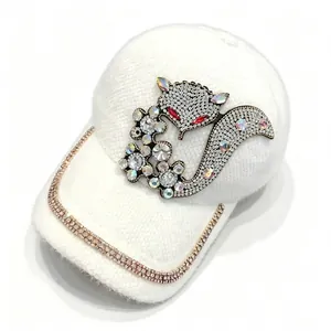 Détail de la casquette en velours de vison blanc avec un renard étincelant en strass fin