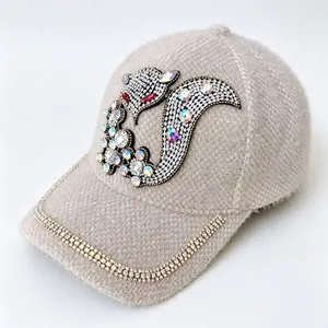 Vue détaillée d'une casquette d'hiver en velours de vison avec patch renard strass