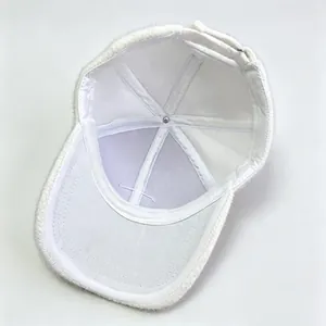 Vue intérieure d'une casquette de baseball en velours de vison blanc avec doublure
