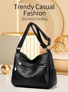 Vue détaillée du sac à main en similicuir noir avec motifs trèfle embossés