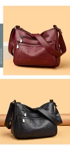 Vue détaillée des sacs à bandoulière en cuir avec motifs de trèfles embossés et zips