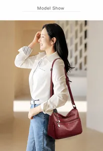Sac à bandoulière bordeaux élégant avec motif floral porté par un mannequin professionnel