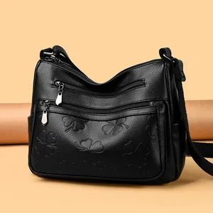 Sac à bandoulière noir avec motif de pétales de trèfle à quatre feuilles gaufré