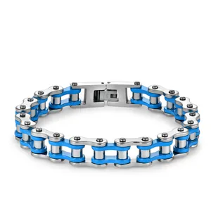 Vue détaillée d'un bracelet pour homme en acier inoxydable en forme de chaîne de vélo