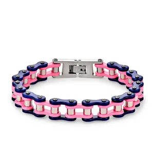 Vue macro détaillée du bracelet en acier inoxydable rose et bleu style punk chaîne de vélo