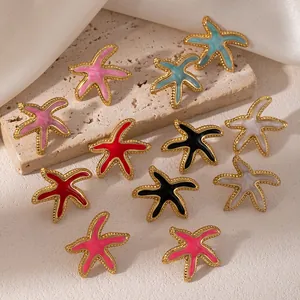 Boucles d'oreilles étoiles de mer colorées avec bordures perlées dorées détaillées