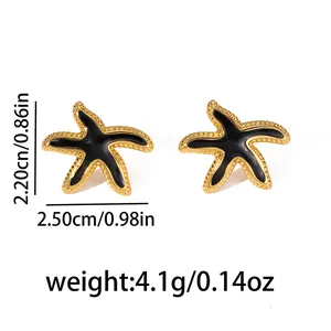 Vue détaillée des boucles d'oreilles étoile de mer noires avec dimensions et poids