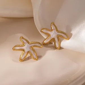 Boucles d'oreilles élégantes en forme d'étoile de mer avec incrustation nacrée blanche.