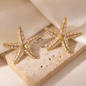 Boucles d'oreilles puces étoile de mer en acier inoxydable doré avec émail blanc chic