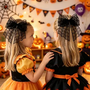 Gros plan de barrettes à cheveux en résille avec nœud de toile d'araignée pour déguisement Halloween