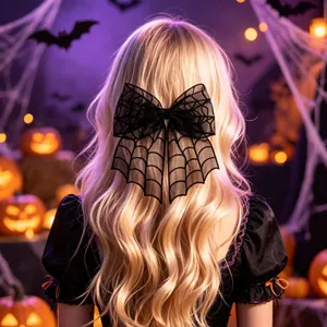 Vue détaillée d'une pince à cheveux nœud en résille toile d'araignée noire décorative