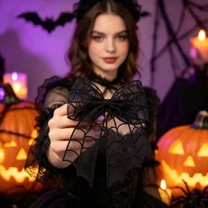 Détail en gros plan d'un nœud en résille noire avec motif toile d'araignée Halloween