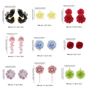 Pendientes de flores en varios estilos con medidas de largo y peso, detalles de tela y perlas.