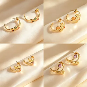 Boucles d'Oreilles Clous en Acier Titane Plaqué Or 18K Forme de C Avec Strass Colorés et Tige en Acier Inoxydable