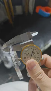 Gros plan mesurant la largeur de 6 mm d'un bracelet en acier inoxydable Ayatul Kursi