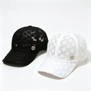 Casquettes de baseball élégantes en maille dentelle florale, noir et blanc, logo R
