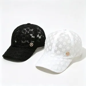 Casquettes de baseball en dentelle florale noire et blanche avec emblème R en strass