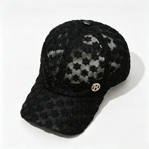 Vue détaillée d'une casquette de baseball en dentelle noire avec motifs floraux et logo R.