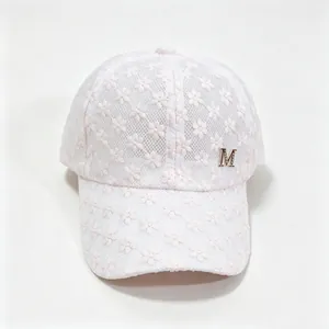 Vue détaillée de la casquette de baseball en résille rose avec broderie florale et logo M.