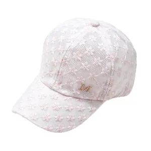 Casquette de baseball rose en maille avec broderie florale et logo M en strass