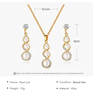 Detail of pearl jewelry set with 51cm necklace and 4cm earrings dimensions