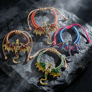 Detalle de cuatro pulseras de dragón tejidas a mano con esmalte y diamantes brillantes