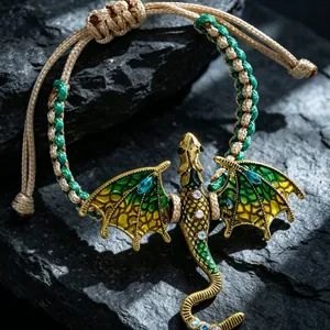 Primer plano de un dije de dragón esmaltado en una pulsera tejida a mano