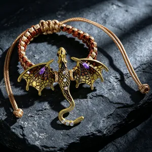 Vista detallada de pulsera tejida a mano con colgante de dragón esmaltado vintage.