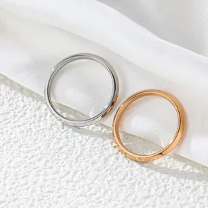Detailansicht minimalistischer Edelstahlringe in Silber und Roségold auf weißer Seide