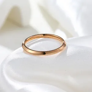 Detailansicht eines minimalistischen Edelstahlrings in Roségold auf weißer Seide