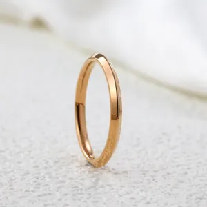 Detailansicht eines minimalistischen Rings aus roségoldenem Edelstahl auf weißem Grund