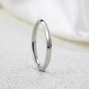Nahaufnahme eines minimalistischen silbernen Edelstahlrings auf weißem Untergrund