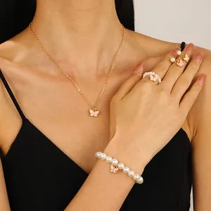 Vista detallada exquisita de un elegante conjunto de joyas de mariposas esmaltadas en rosa