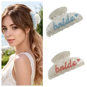 Vue détaillée des pinces à cheveux de mariée en nacre bleue et rose sur modèle