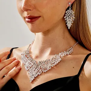 Nahaufnahme eines eleganten Strass-Halsketten- und Ohrring-Sets für die Braut an einem Model