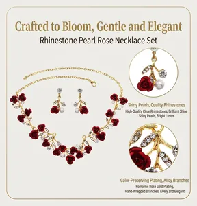 Detailansicht eines luxuriösen Brautschmuck-Sets mit roten Rosen, Perlen und Glitzer-Strass.