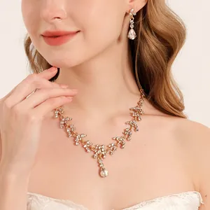 Elegantes Brautschmuck-Set mit funkelnder Kristallhalskette und Tropfenohrringen