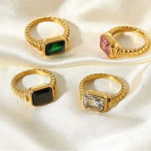 Élégant lot de bagues en acier doré avec zircons rectangulaires et anneau torsadé