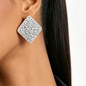 Detailansicht großer funkelnder quadratischer Strass-Ohrstecker an einem Modell