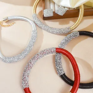 Detailansicht eleganter funkelnder Strass-Halsketten und quadratischer Ohrstecker im Set