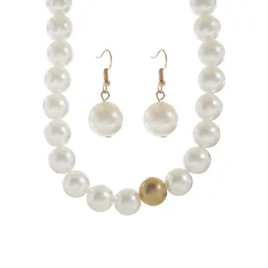 Elegantes französisches Set aus Kunstperlenkette und passenden Tropfenohrringen für Hochzeiten
