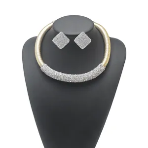 Elegantes Brautschmuck-Set im französischen Stil mit Kristallhalskette und Ohrringen