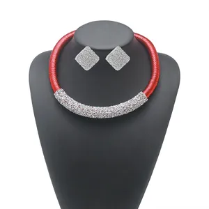 Elegantes Brautschmuckset in Rot und Kristall mit Halskette und quadratischen Ohrringen