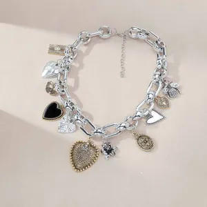 Collana vintage a catena d'argento con vari ciondoli a cuore ape e fiori in stile rétro