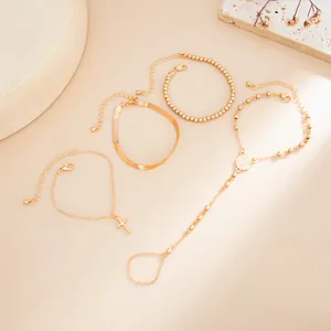 Goldenes Schmuckset mit einzigartigem Fingerarmband und Perlenketten mit Kreuzanhänger